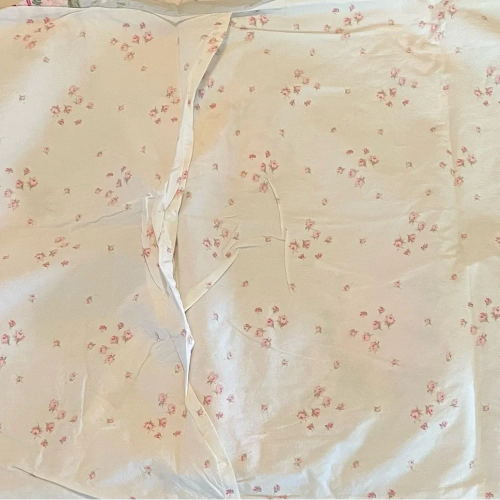 Simply Shabby Chic -  Bella Blue Bouquet Rose pattern.  2 King Size Shams.